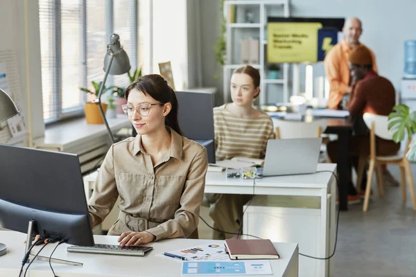 Portrait Young Woman Using Computer Desk Office Smiling People Working — Stock Photo, Image