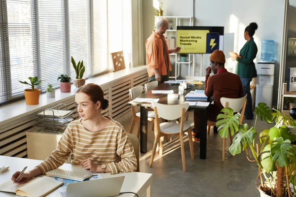 Ofiste Çalışan Yaratıcı Gençlere Geniş Açı Bakış Açısı Yerindeki Kadınlara — Stok fotoğraf