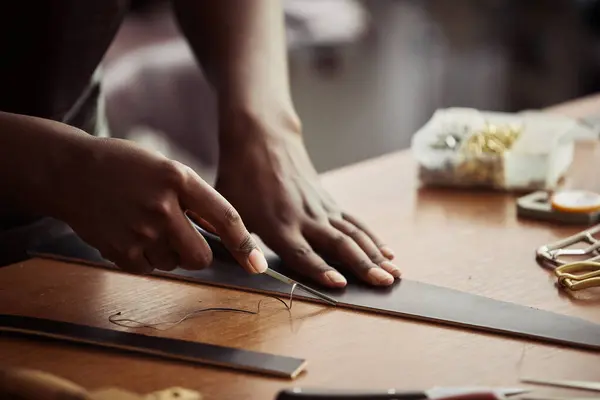 Close Black Young Woman Cutting Leather Creating Handmade Belt Workshop — Stock Photo, Image