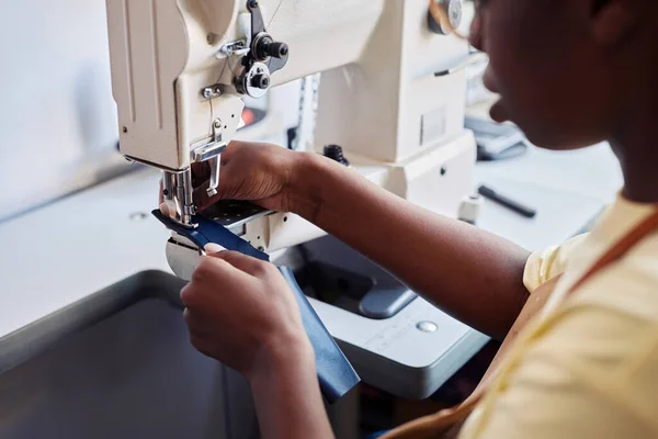 Close Black Young Woman Using Sewing Machine While Designing Handmade — Stock Photo, Image