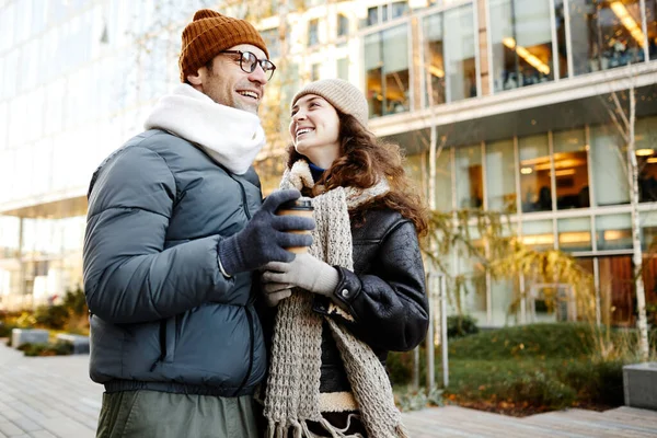 幸せな若いカップルはコーヒーを飲んで 街の散歩中に話しています — ストック写真