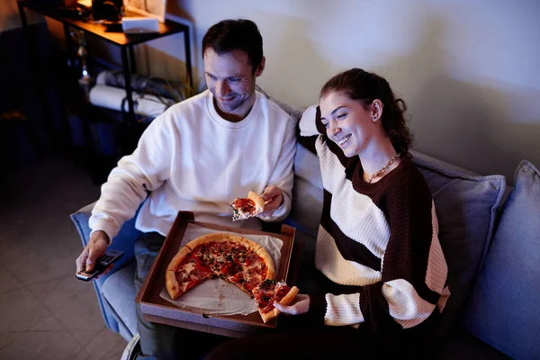 Jeune Couple Heureux Regarder Télévision Manger Pizza Tout Reposant Sur — Photo