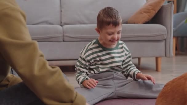 Radostný Letý Běloch Downovým Syndromem Sedí Koberci Útulném Obývacím Pokoji — Stock video