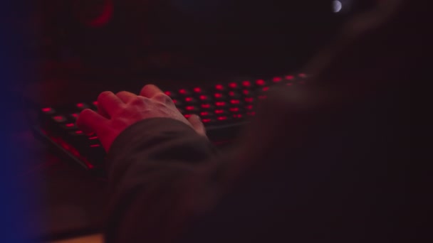 Mãos Jogador Irreconhecível Pressionando Botões Teclado Jogos Com Luz Led — Vídeo de Stock