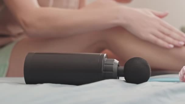 Vágott Lövés Felismerhetetlen Fiatal Alkalmazó Hidratáló Testápoló Krém Puha Bőrét — Stock videók
