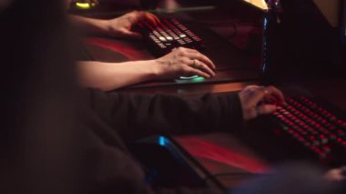 Karanlık esportlar kulübünde birlikte oynayan ve oyun şampiyonasına hazırlanan oyuncular yavaşladı.
