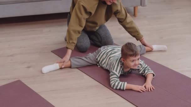 Happy Caucasian Jarige Jongen Met Syndroom Doen Stretching Oefeningen Mat — Stockvideo