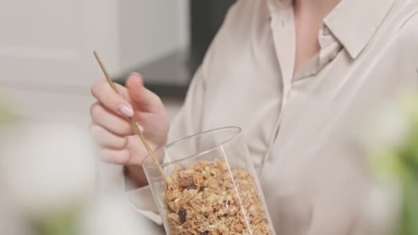 Όμορφη Νεαρή Καυκάσια Γυναίκα Ετοιμάζει Υγιεινό Πρωινό Granola Στο Σπίτι — Αρχείο Βίντεο