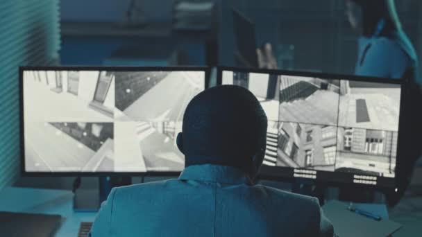 Zadní Pohled Černošského Strážce Sledujícího Více Kamer Cctv Počítači Tmavé — Stock video