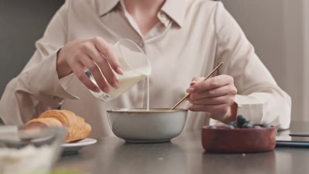 Schnappschuss Einer Unkenntlich Gemachten Jungen Frau Die Etwas Bio Joghurt — Stockvideo