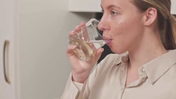 Modern Mutfakta Taze Limon Suyu Içerken Akıllı Telefondan Kayan Güzel — Stok video