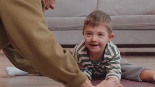 Lachende Blanke Kleine Jongen Met Syndroom Spelen Met Zijn Vrolijke — Stockvideo