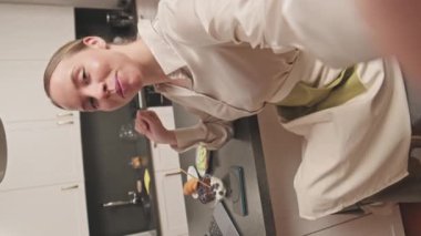 Evde sağlıklı kahvaltı ederken kameraya kaydedilen güzel beyaz kadının el kamerası görüntüsü.