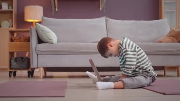코카서스 낮에는 아늑한 거실에서 바닥에 앉아있는 노트북 컴퓨터를 증후군 — 비디오