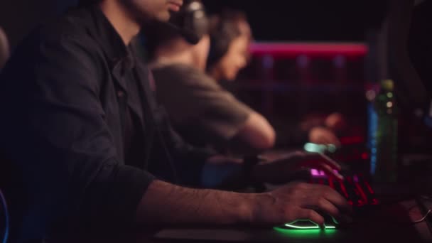 Pinggang Lambat Dari Tim Gamer Bermain Pada Komputer Klub Eport — Stok Video