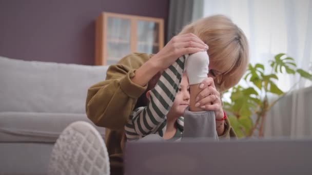 Delighted Blanke Vrouw Ondersteunen Haar Kleine Zoon Met Syndroom Doen — Stockvideo
