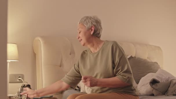 Média Foto Mulher Asiática Sênior Tomando Medicamentos Insônia Sentada Cama — Vídeo de Stock