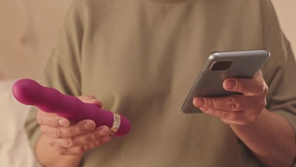 Przycięte Ujęcie Nierozpoznawalnej Dojrzałej Kobiety Łączącej Fioletowy Wibrator Masażu Smartfonem — Wideo stockowe
