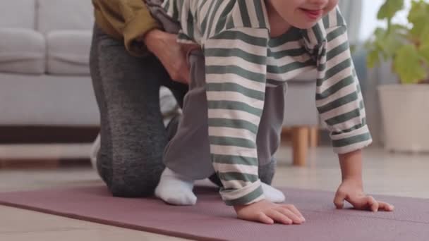Kaukasischer Kleiner Junge Mit Syndrom Macht Körperliche Bewegung Auf Matte — Stockvideo