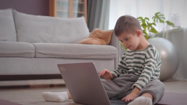 Kaukasische Kleine Jongen Met Syndroom Spelen Laptop Tijdens Het Verblijf — Stockvideo
