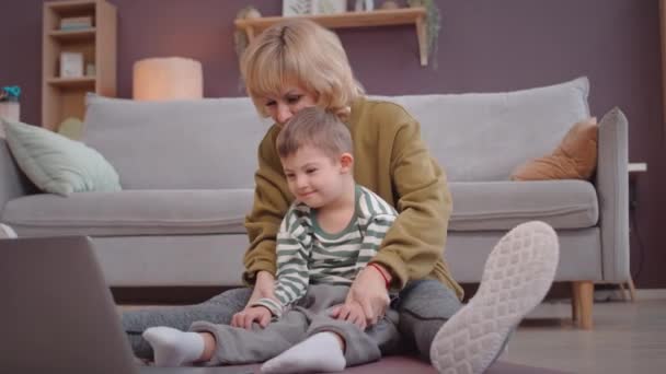 Positieve Jonge Blanke Vrouw Helpen Jaar Oude Zoon Lichaamsbeweging Thuis — Stockvideo