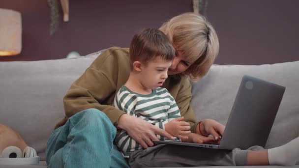 Kaukasische Blondhaarige Frau Und Ihr Jähriger Sohn Mit Syndrom Relaxen — Stockvideo