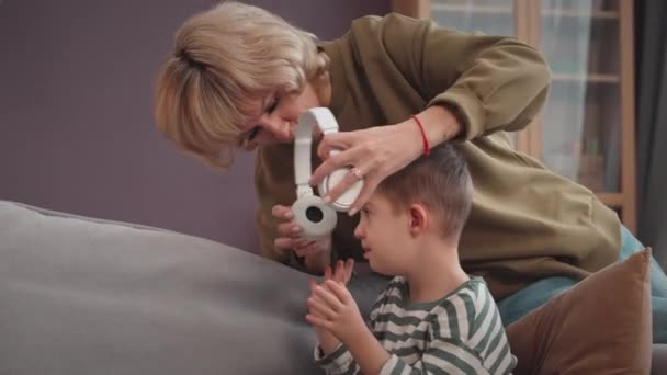 Kaukasische Frau Hilft Ihrem Kleinen Sohn Mit Syndrom Während Der — Stockvideo