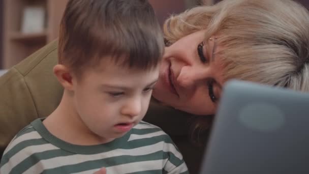 Medio Primer Plano Mujer Caucásica Hablando Con Pequeño Hijo Con — Vídeos de Stock