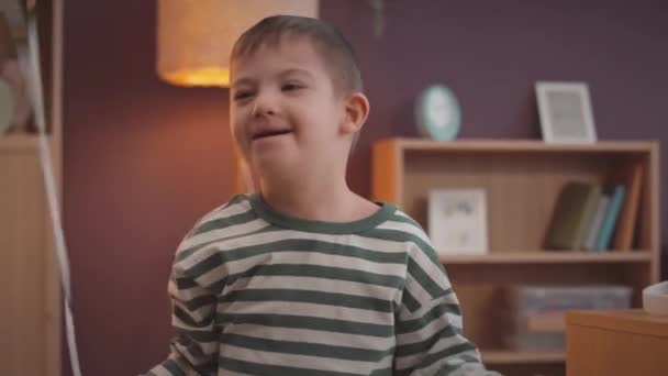 Fröhlicher Kaukasischer Jähriger Junge Mit Syndrom Hat Spaß Beim Spielen — Stockvideo