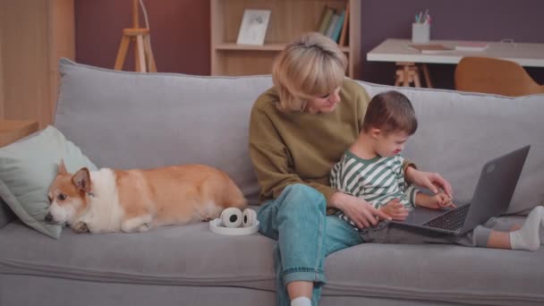 Mittlere Aufnahme Von Fürsorglicher Mutter Mit Hund Und Kleinem Sohn — Stockvideo