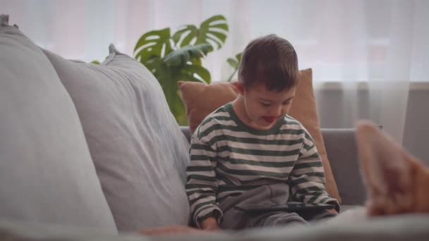 Bonito Menino Caucasiano Anos Com Síndrome Jogando Jogos Tablet Digital — Vídeo de Stock