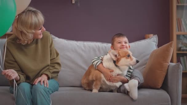 Alegre Niño Caucásico Con Síndrome Abrazando Perro Corgi Encantadora Sentados — Vídeos de Stock