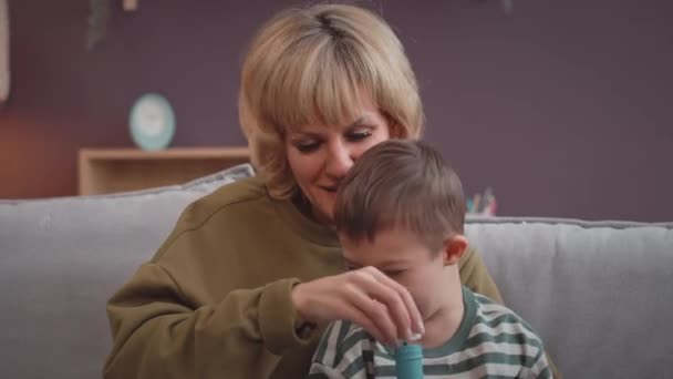 Aufstehen Eines Glücklichen Jährigen Kaukasischen Jungen Mit Syndrom Und Seiner — Stockvideo