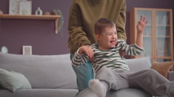 Riendo Caucásico Niño Años Con Síndrome Divertirse Mientras Salta Pelota — Vídeos de Stock