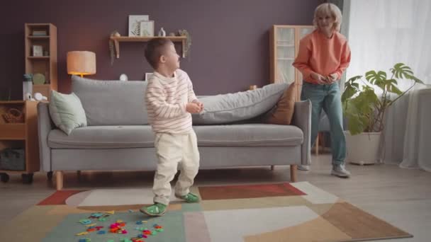 Vorschulkind Mit Syndrom Und Seine Lustige Mutter Haben Gemeinsam Spaß — Stockvideo