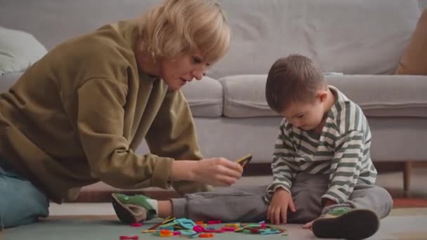 Jähriger Kaukasischer Junge Mit Syndrom Mit Bunten Magnetbuchstaben Während Hause — Stockvideo