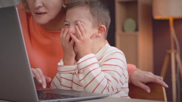 Lento Niño Caucásico Años Con Síndrome Aprendiendo Usar Computadora Portátil — Vídeos de Stock