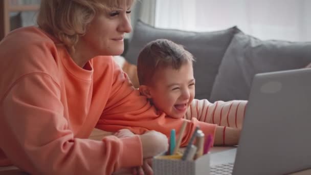 Vrolijke Blanke Jongen Met Syndrome Spelen Laptop Plezier Hebben Terwijl — Stockvideo