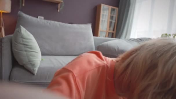 手持白色快乐女人的Pov录像 记录了她和她那嬉闹的6岁儿子在客厅里玩得开心的白天 — 图库视频影像