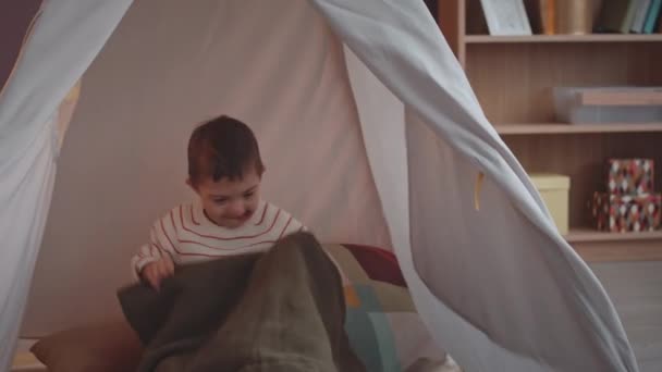 Netter Kleiner Junge Mit Syndrom Liegt Unter Weicher Decke Auf — Stockvideo