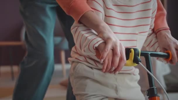 Zorgzame Moeder Leraar Haar Jarige Zoon Met Syndroom Fietsen Training — Stockvideo