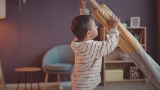 Unerkennbare Frau Hilft Ihrem Kleinen Sohn Beim Aufstellen Des Spielzeltes — Stockvideo