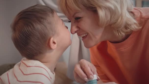 Langzaam Van Mooie Jarige Jongen Met Syndroom Zijn Zorgzame Moeder — Stockvideo