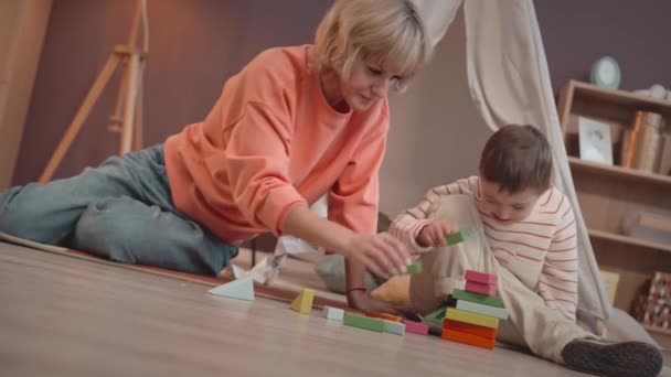 Jarige Kleine Jongen Met Syndroom Spelen Met Kleurrijke Verschillende Vorm — Stockvideo