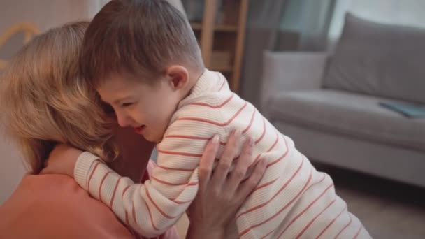 Slowmo Eines Glücklichen Jährigen Jungen Mit Syndrom Und Seine Liebevolle — Stockvideo