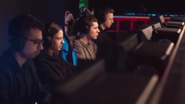 Esports Club 'da online çoklu bilgisayar oyunu oynayan dört profesyonel oyuncunun yavaşlaması