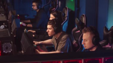 Birbirine beşlik çakan iki genç oyuncunun yavaşlaması, siber spor turnuvasında zaferi kutlaması, Dark Esports Kulübü 'nde bilgisayar başında oturması.