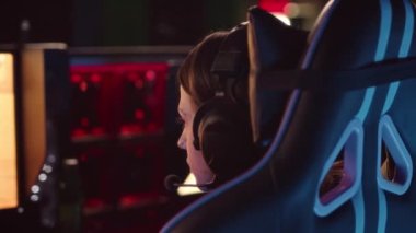 Gece Koyu Esportlar Kulübü 'nde birinci şahıs nişancı kadın oyuncunun arka plan yavaşlığı