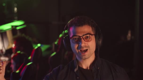 Långsam Midja Upp Porträtt Mellanöstern Gamer Bär Hörlurar Och Glasögon — Stockvideo