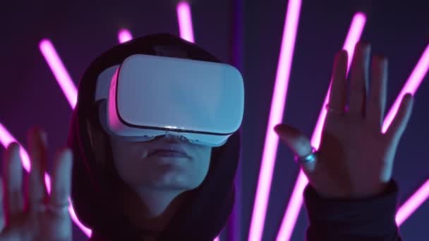 Langsamere Gamer Mit Headset Beim Spielen Virtueller Spiele Dunklen Raum — Stockvideo